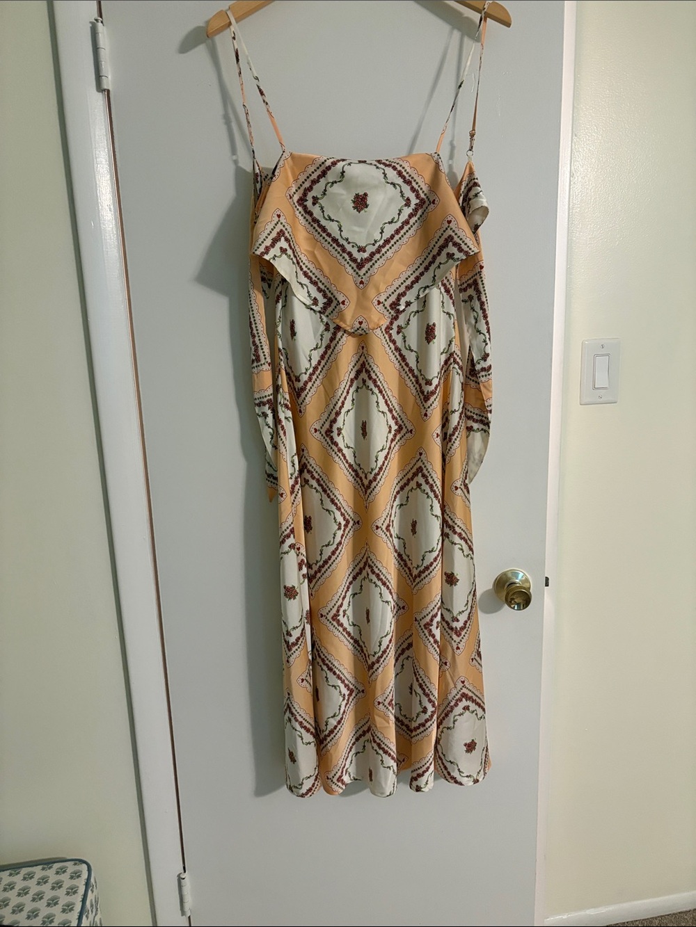 Spring midi dress with open back and tie